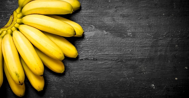 Bananas frescas maduras. Em um quadro negro.