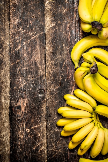 Bananas frescas maduras na mesa de madeira.