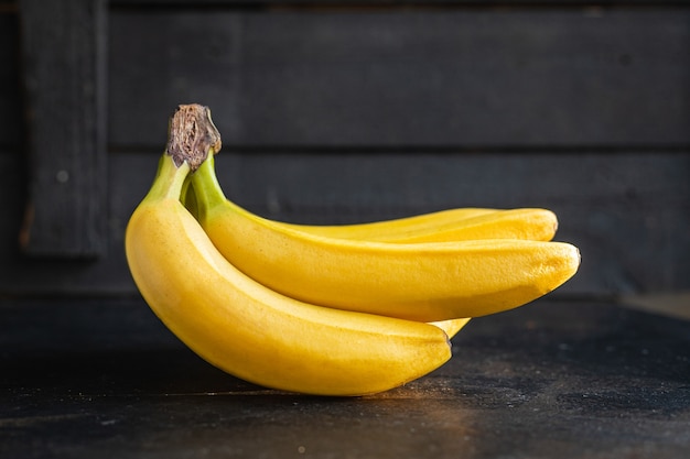 Bananas frutas frescas e maduras refeição lanche cópia espaço comida fundo rústico vista de cima ceto ou paleo