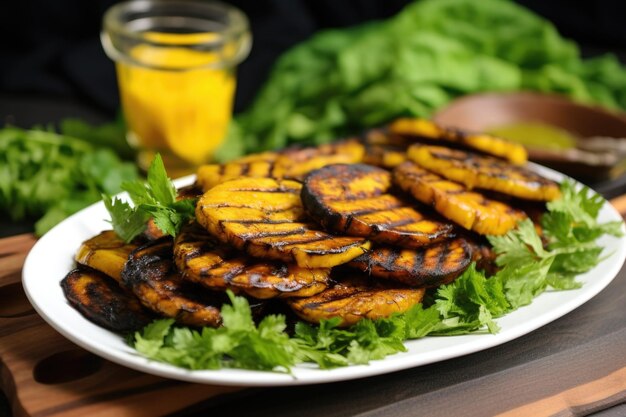 Bananas grelhadas de manga para churrasco servidas com verduras frescas