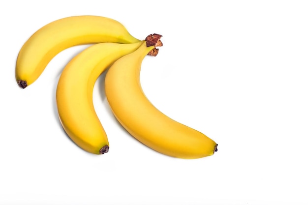 Bananas maduras amarelas em um fundo branco
