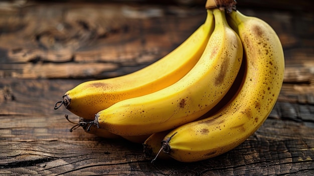 Bananas maduras en una mesa de madera