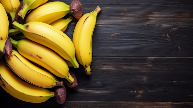 Bananas en una mesa de madera negra