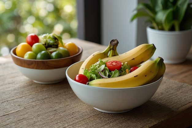 Bananas con un plato de ensalada