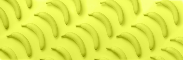 Bananas sobre padrão amarelo neon