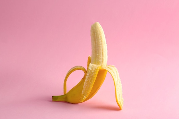 Banane auf farbigem Hintergrund Sex-Konzept