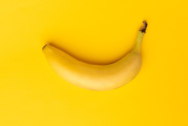 Banane auf gelbem Tisch.