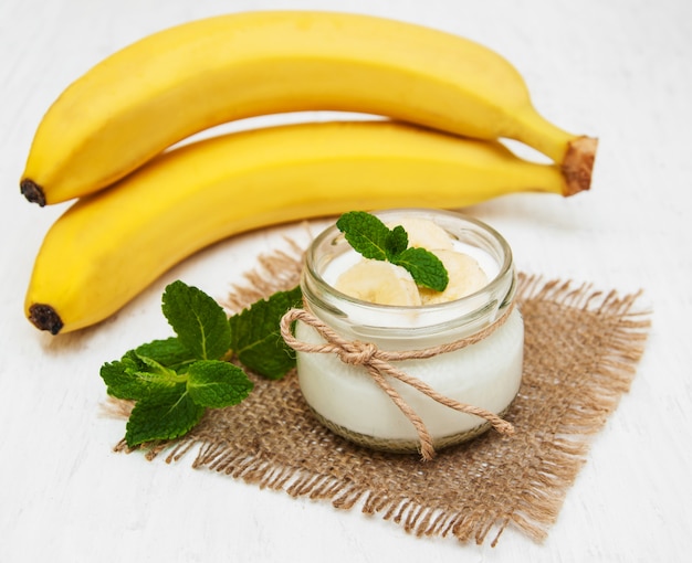 Banane mit Naturjoghurt