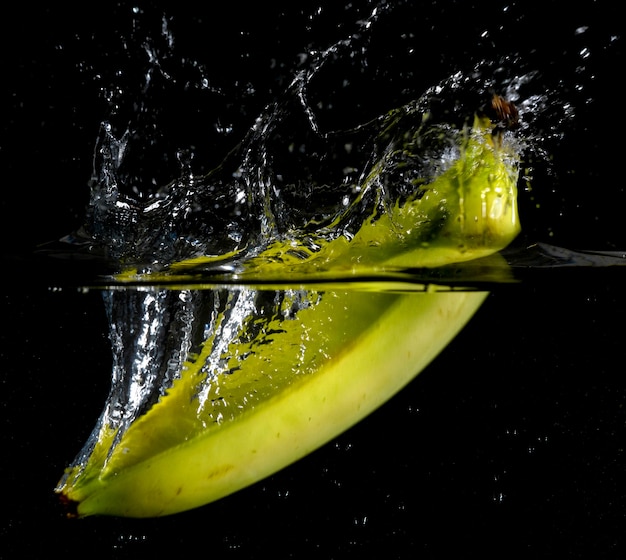 Banane spritzt ins Wasser