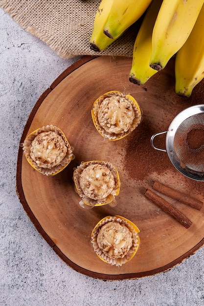 Banane und Zimt Gourmet Brigadeiro. Typisch brasilianische Süßigkeit.