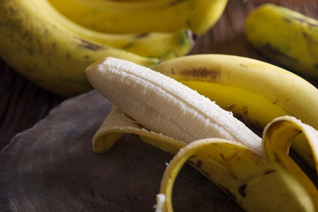 Foto bananen auf altem hölzernem hintergrund