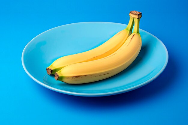 Bananen auf blauem Teller und blauem Hintergrund