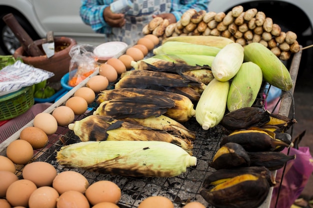 Bananen auf einem Grill an einem Streetfood-Stand in Bangkok