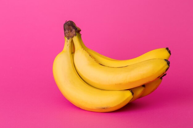 Bananen auf einem rosa Hintergrund