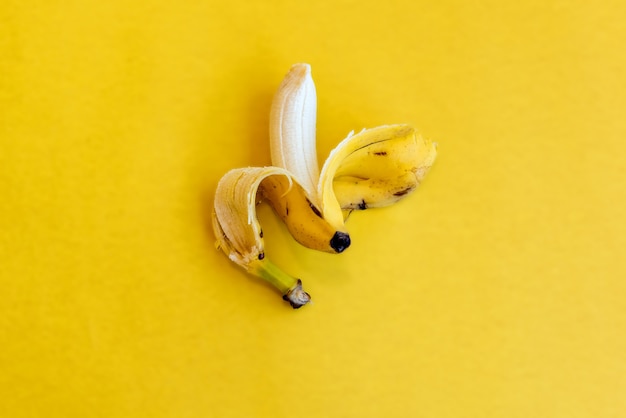 Foto bananen auf gelbem hintergrund. ansicht von oben.