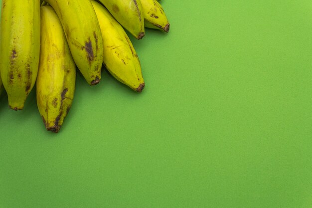 Bananen auf grüner Oberfläche