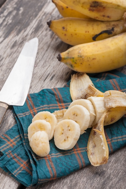 Bananen auf Holztisch