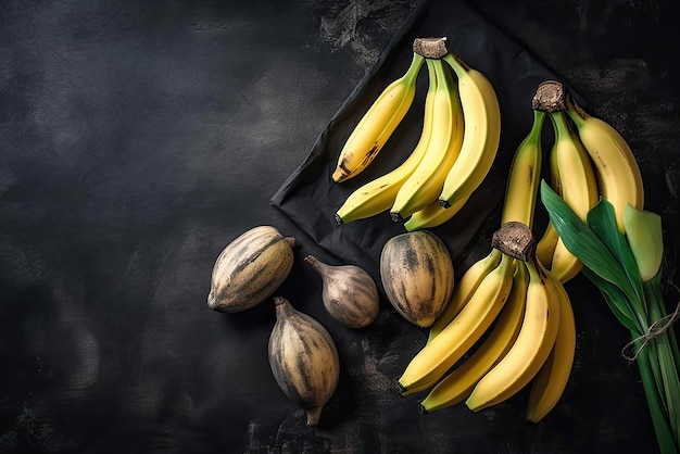 Bananen auf schwarzem Hintergrund mit schwarzem Tuch