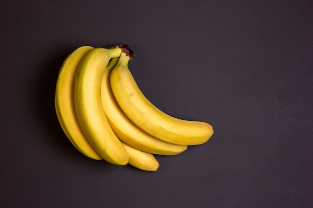 Bananen auf schwarzem Hintergrund. Svzyaka-Bananen. Gelbe Bananen.