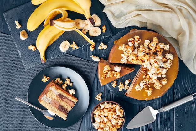 Bananen-Biskuitkuchen mit Erdnussbutter-Mousse überzogen