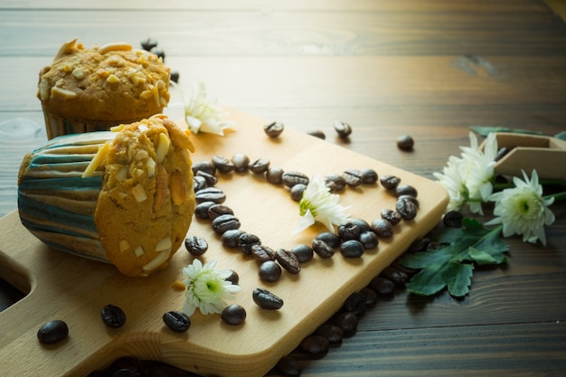 Bananen-Cupcakes und Kaffeebohnen in Form eines Herzens