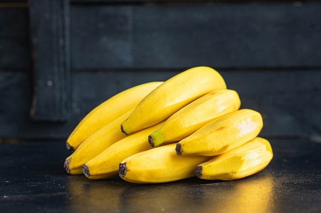 Bananen frische und reife Früchte Mahlzeit Snack Kopie Raum Essen Hintergrund rustikale Draufsicht Keto oder Paleo