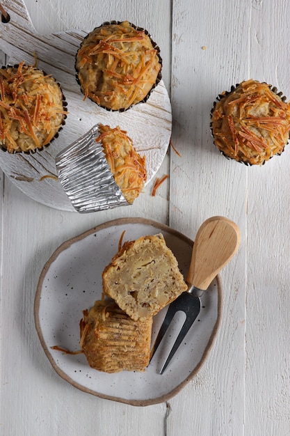 Bananen-Hafer-Muffins mit geriebenem Käse