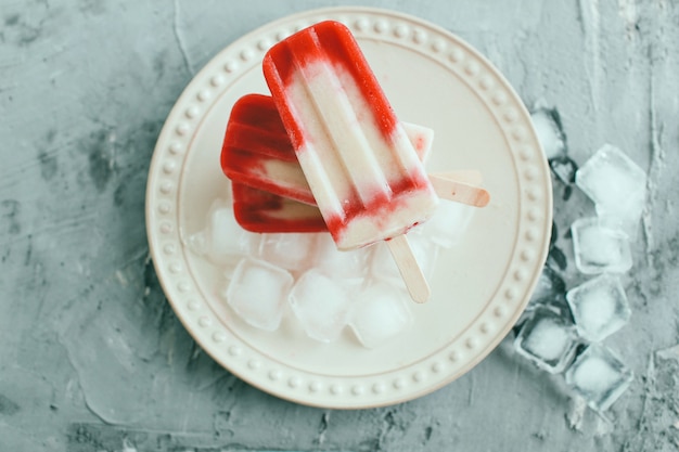 Bananen-Himbeer-Eis hausgemachtes Eis Sommer Dessert