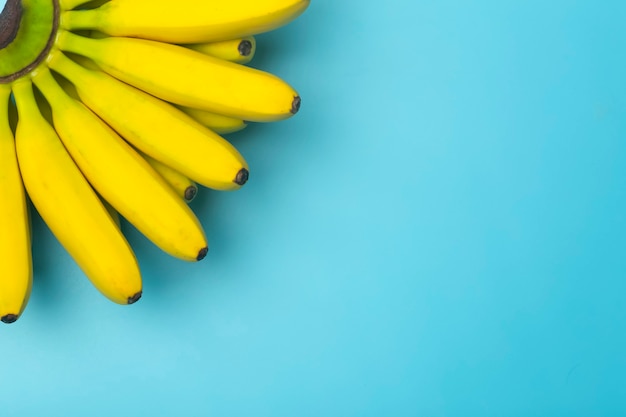 Bananen Hintergrund. Bananen auf einem reinen blauen Hintergrund.