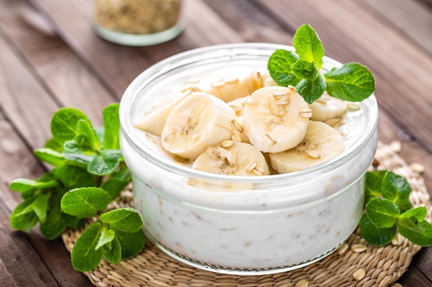 Bananen-Joghurt mit Hafer und Chia-Samen