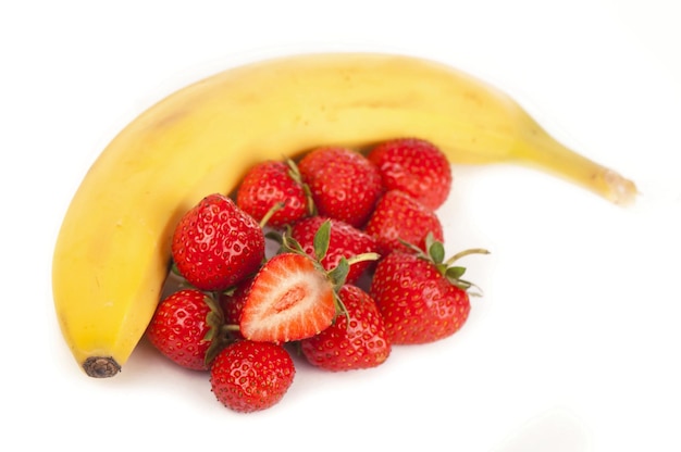 Bananen-Kiwi und Erdbeere isoliert auf weißem Hintergrund