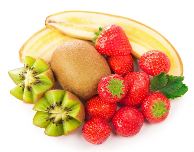 Bananen, Kiwi und Erdbeere verlieren isoliert auf weißem Hintergrund