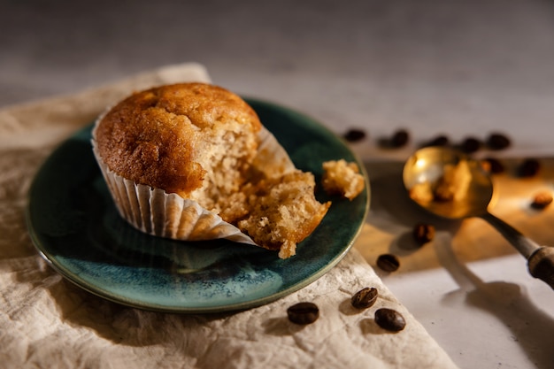 Bananen-Muffin-Cup-Kuchen auf dem Tisch. Draufsicht