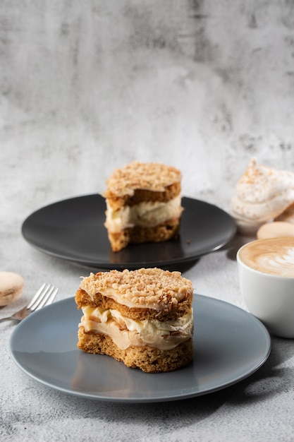 Bananen- oder Nusskuchen auf grauer Platte auf Marmorhintergrund. Selektiver Fokus. Vertikales Foto. Menü für Bäckerei. Cafe Menü. Gebäck. Leckeres und süßes Dessert im Cafe Restaurant.