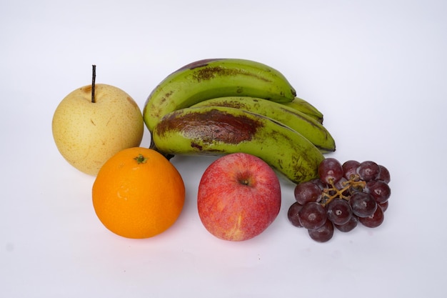 Bananen, Orangen, Äpfel, Birnen und Trauben isoliert auf weißem Hintergrund