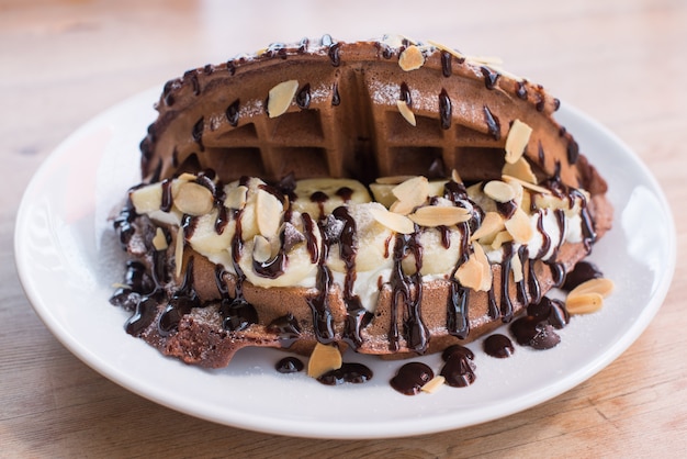 Bananen-Schokoladen-Honig-Toast mit Eiscreme