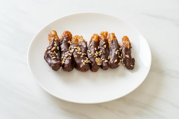 Bananen-Schokoladenüberzug oder in Bananen getauchte Schokolade