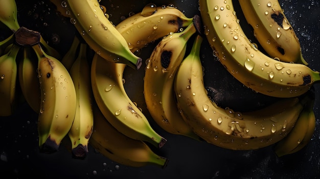 Bananen sind in einem Haufen mit Wassertröpfchen darauf.