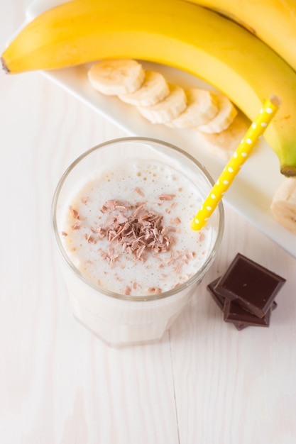 Bananen-Smoothie auf einem Holztisch.