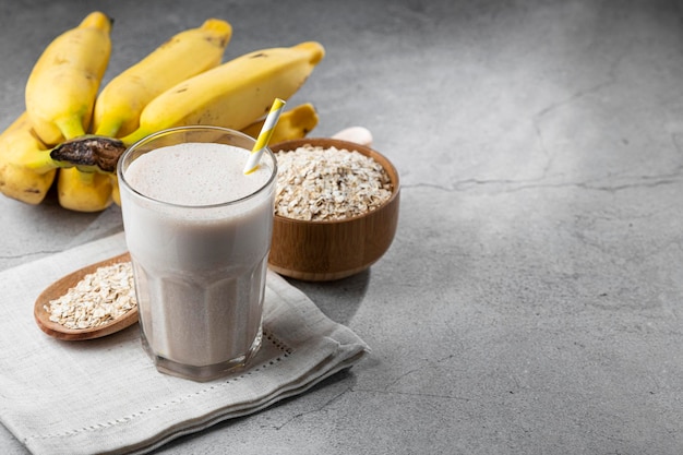 Bananen-Smoothie mit Milch, Banane und Haferflocken.