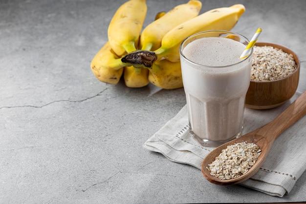 Bananen-Smoothie mit Milch, Banane und Haferflocken.