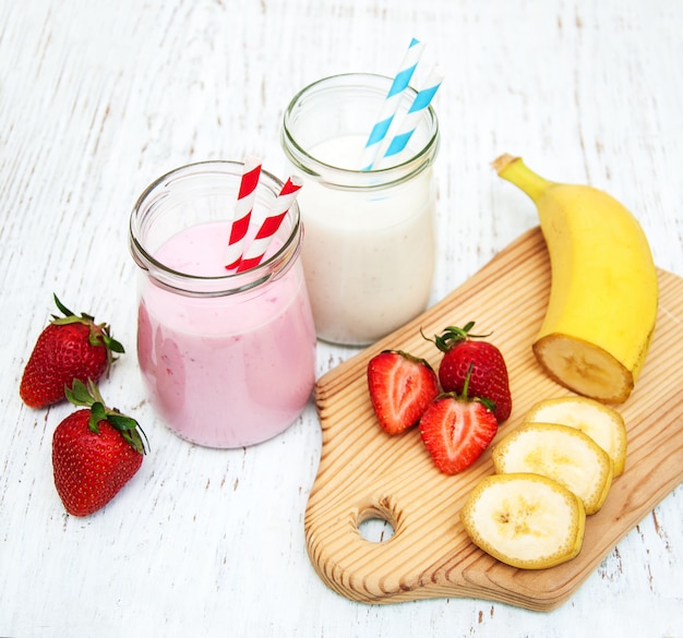 Bananen und Erdbeeren mit Joghurt