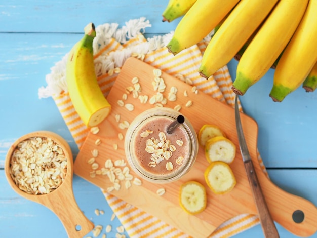 Bananen- und Hafer-Smoothies im Glas mit frischer Banane in Scheiben geschnitten