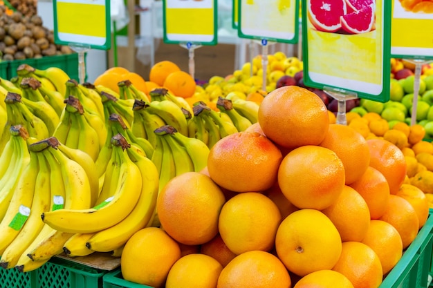 Bananen und Orangen im Supermarkt, frisches Obst