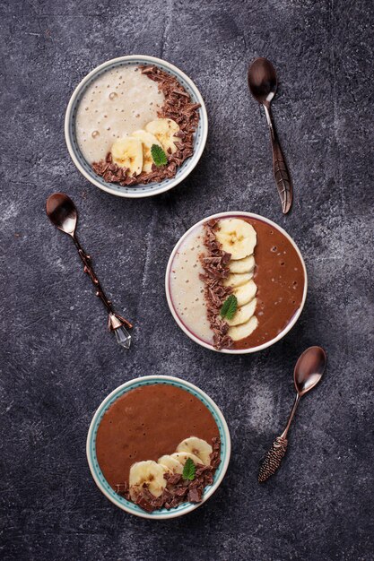 Bananen- und Schokoladen-Smoothieschüssel