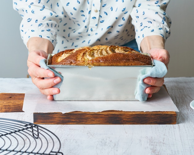 Bananenbrot in der Laibpfanne. Kuchen mit Banane, traditionelle amerikanische Küche