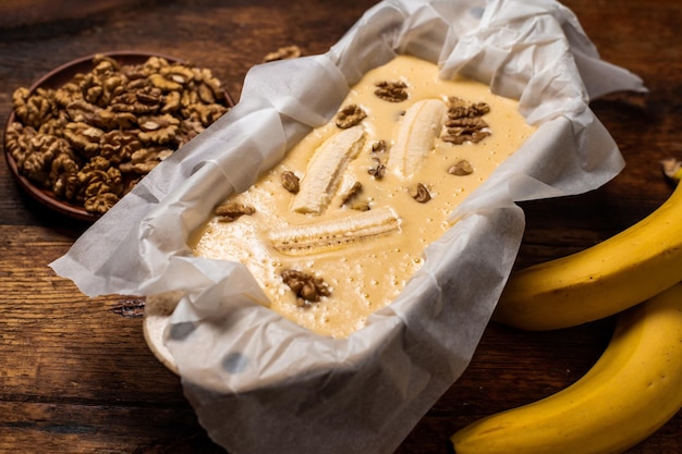 Bananenbrot Kochen Vegetarisches Essen Rohes Muffin mit Bananen und Nüssen auf Holzhintergrund