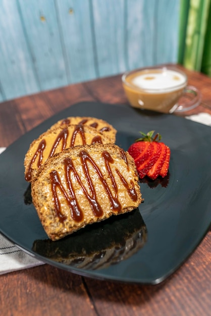 Bananenbrot mit Erdnussbutter serviert mit Kaffee