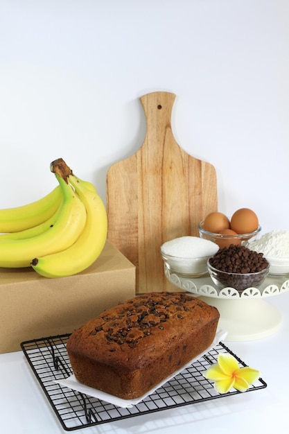 Bananenbrot mit seinen Zutaten im Hintergrund