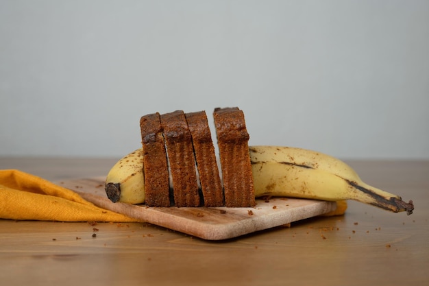 Bananenbrotscheiben auf einem Holzbrett